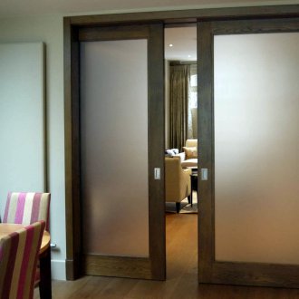 Плъзгаща се врата от масива