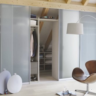 Плъзгаща се врата от матирано стъкло