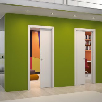 Плъзгаща се пластмасова врата