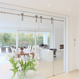 Плъзгаща се люлееща се врата