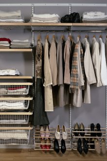 Gray wallpaper for the hallway