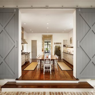 Плъзгаща се сива врата