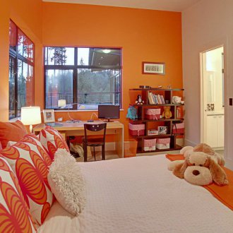 Оранжев тапет в детската стая