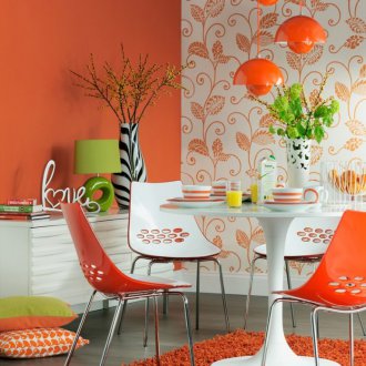 Оранжев тапет в трапезарията