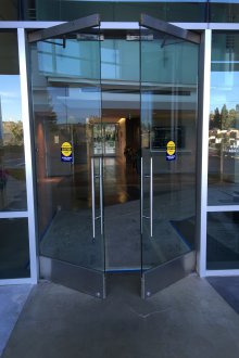 Автоматична люлееща се врата