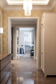 Gold wallpaper with print for the hallway