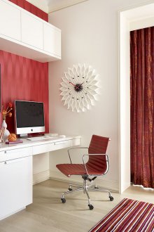 Бургундски тапет в офиса