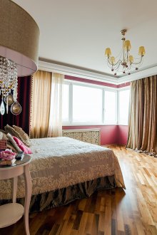 Бургундски тапет в спалнята