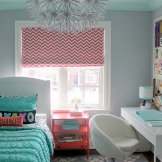 Римски завеси в спалнята за момичето