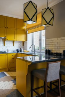 Жълти завеси в кухнята