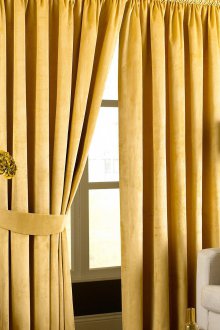 Жълти завеси с пикапи