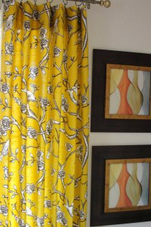 Жълти завеси с модел