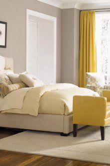 Жълти завеси в спалнята