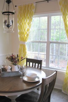 Жълти завеси в трапезарията
