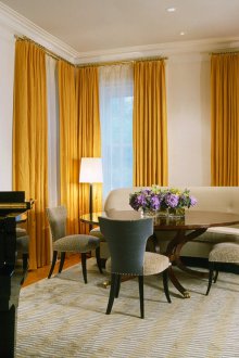 Директни жълти завеси в трапезарията