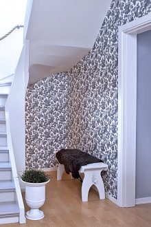 Wallpaper for the hallway with floral print