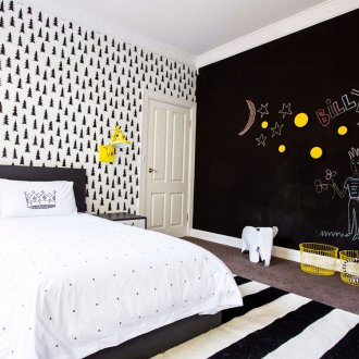 Надпис в интериора на детската стая