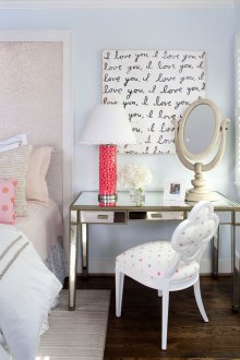 Панел с надписи в интериора