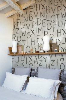 Тапет с надписи в спалнята