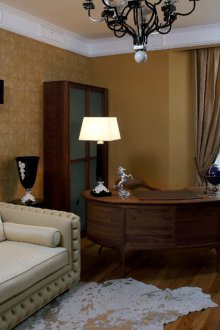 Тапет под кожата в офиса