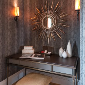 Тапет под кожата на стената