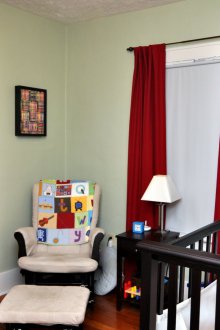 Червени завеси за момче