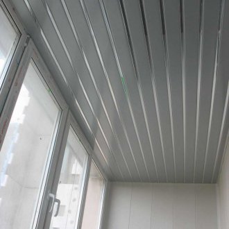 Панели на тавана на балкона