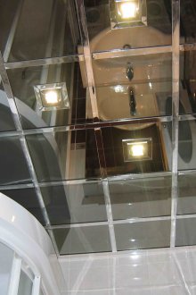 Огледални панели на тавана