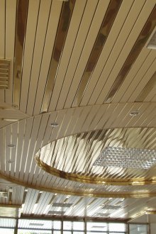 Златни панели на тавана