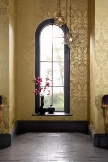 Златен тапет с черни мебели