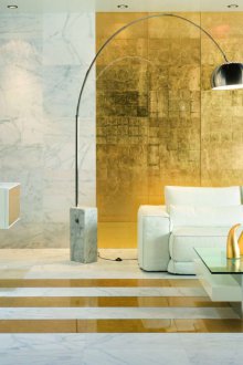 Златни тапети в хола