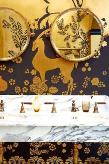 Златни тапети в банята