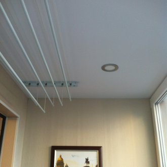 Бял таван на балкона