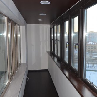 Кафяв таван на балкона