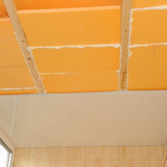 Монтиране на тавана на балкона