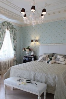 Сини завеси в класически стил.