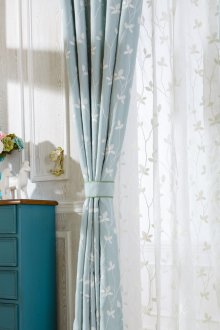 Сини запечатани завеси