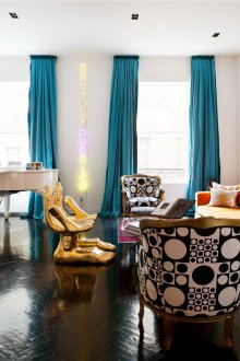 Сини завеси в интериора на техно