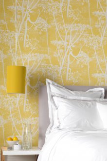 Жълт тапет с бял модел