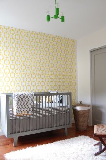 Жълт тапет в детската стая
