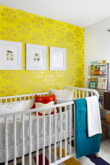 Жълт тапет в детската стая