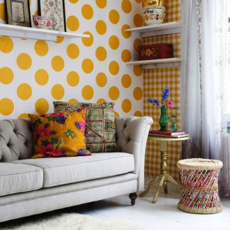 Жълт тапет с полка