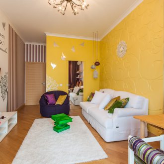 Жълт тапет в хола