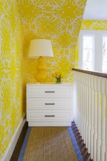 Жълт тапет с орнамент