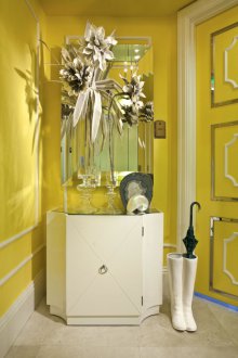 Жълт тапет в коридора