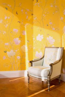 Жълт тапет в класически стил