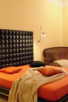 Жълт тапет в спалнята