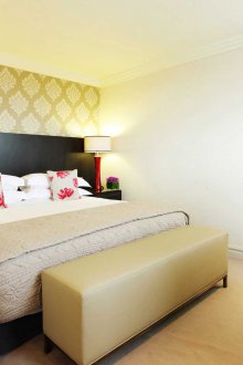 Светло жълт тапет