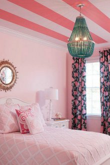 Розов тапет на тавана