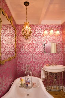 Розов тапет в банята